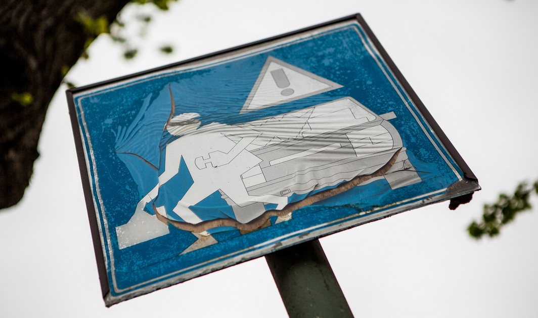 20130312 - HALLE, BELGIUM: Illustration picture shows a sign that warns people to be aware of car thieves, Tuesday 12 March 2013. BELGA PHOTO SISKA GREMMELPREZ