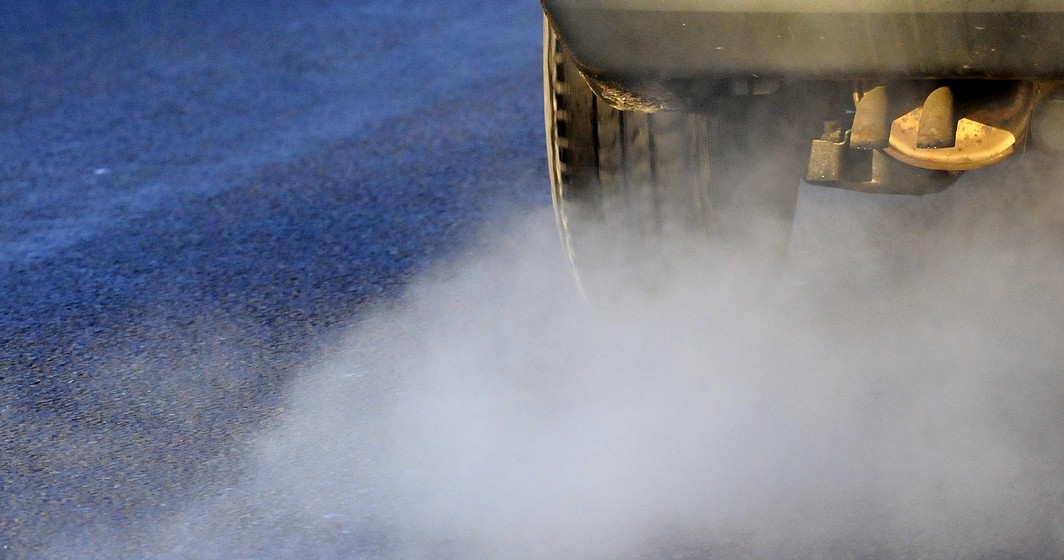 20090109 - BRUSSELS, BELGIUM: Illustration picture shows CO2 emission of smoke coming out from a car muffler in a street in Brussels, on Friday 09 January 2009. Today started a speed limit on the roads and highways because of the smog (air pollution), an increased level of fine dust particles in the air. BELGA PHOTO BENOIT DOPPAGNE