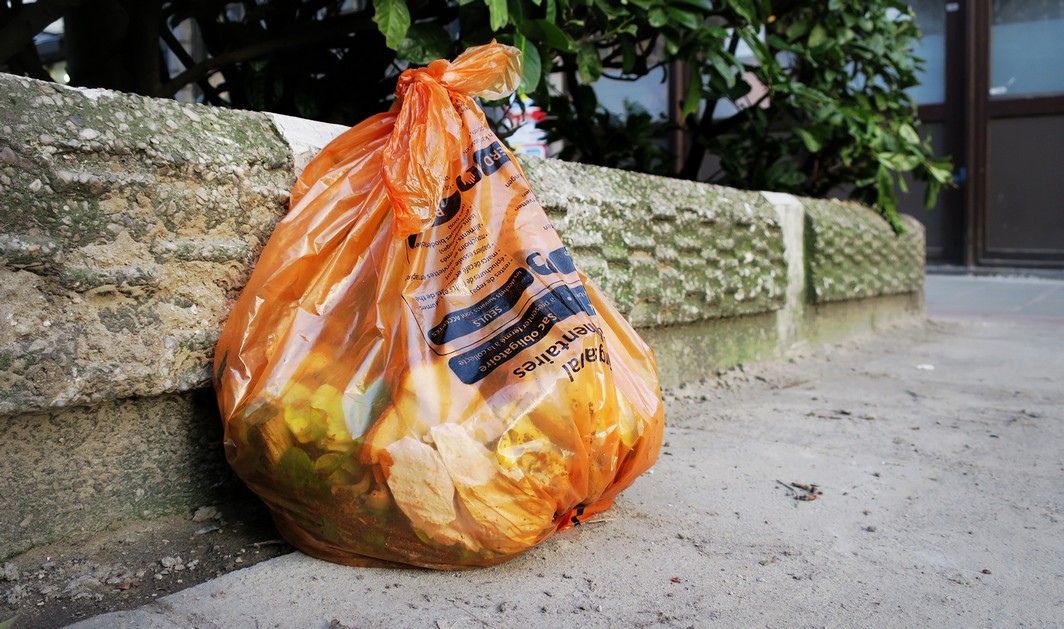 Illustration picture shows an orange bin bag for food waste in the streets of Brussels, Wednesday 15 February 2017. BELGA PHOTO JENS THEYS