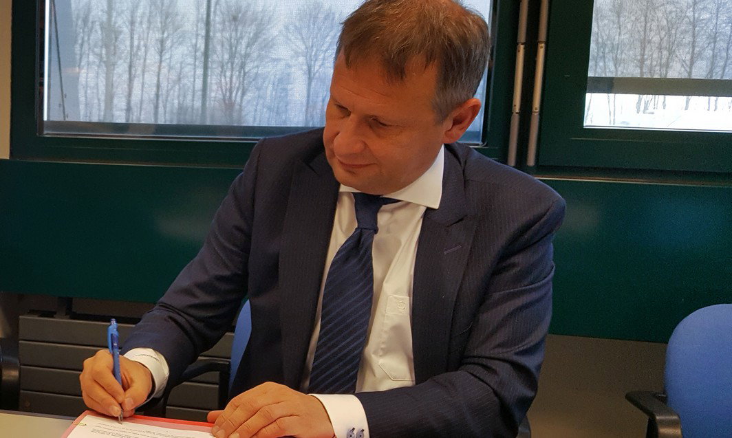 ATTENTION EDITORS - SMARTPHONE PICTURE - BEST QUALITY AVAILABLE Luc Vuylsteke of Sowaer and Belgocontrol CEO Johan Decuyper pictured during the signing of a contract between Belgocontrol and Sowaer, on Tuesday 24 January 2017, at the Liege Airport. BELGA PHOTO JESSICA DEFGNEE