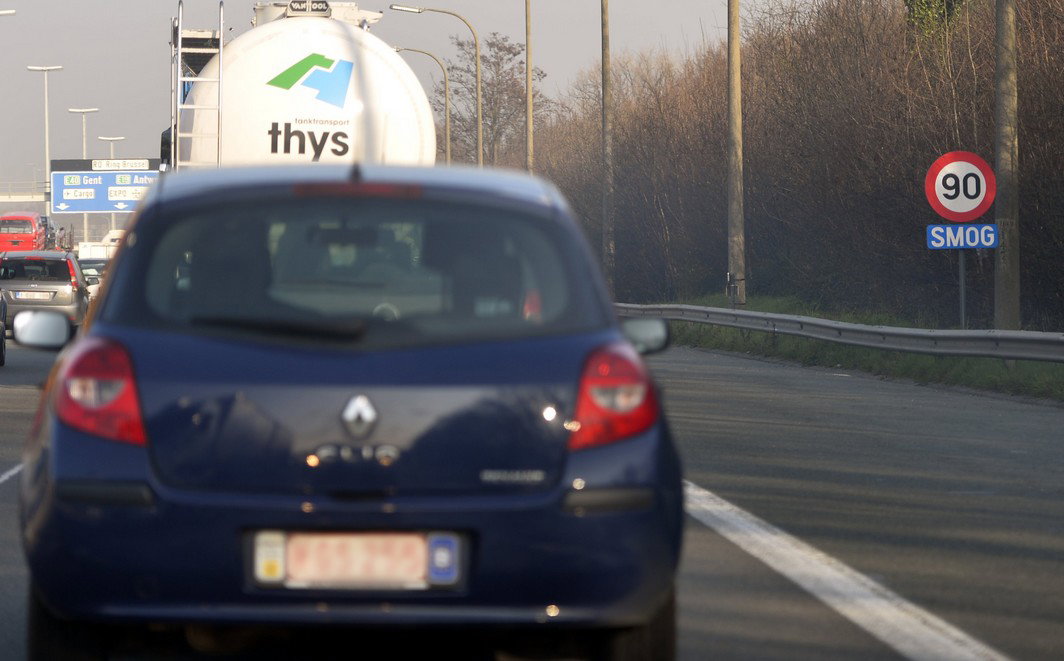 20140313 - BRUSSELS, BELGIUM: Illustration picture taken on the R0 in Brussels as the smog alarm is activated in the entire country, Thursday 13 March 2014. The percentage of polluting fine particles in the air has reached alarming levels and a speed limit is installed to reduce the air pollution. BELGA PHOTO ERIC LALMAND