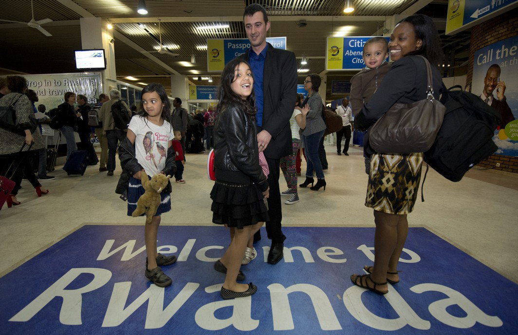 20140406 - KIGALI, RWANDA: A family from Belgium pictured at the arrival of Belgian plane with families and relatives of the ten Belgian paratroopers killed in Rwanda 20 years ago, and the official Belgian delegation which will attend the 20th anniversary commemorative events, in Kigali airport, Sunday 06 April 2014. BELGA PHOTO BENOIT DOPPAGNE