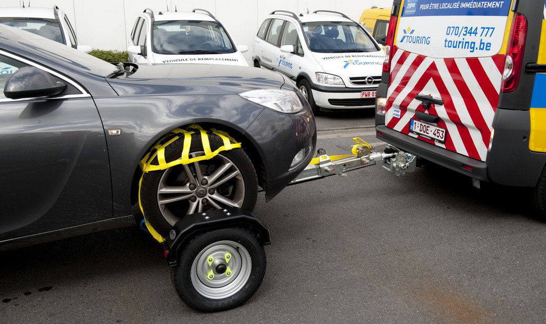 20120802 - BRUSSELS, BELGIUM: Illustration picture shows a van towing car, during the presentation of Dolly, the new car for a safer and faster assistance on roads, by mobility organisation Touring, Thursday 02 August 2012, in Brussels. BELGA PHOTO CHRISTOPHE KETELS