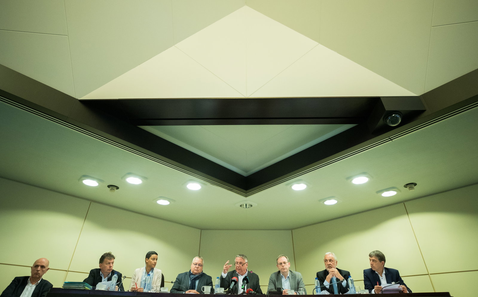 L-R, cdH's Georges Dallemagne, Ecolo-Groen's Stefaan Van Hecke , sp.a's head of group Meryame Kitir, PS' Andre Frederic, Open Vld's head of group and terrorism commission chairman Patrick Dewael, N-VA's head of group Peter De Roover, MR's Philippe Pivin and Cd&V's head of group, Servais Verherstraeten pictured during a press conference of the parliamentary inquiry commission for the March 22nd Brussels terror attacks, in Brussels, Tuesday 02 May 2017. BELGA PHOTO BENOIT DOPPAGNE