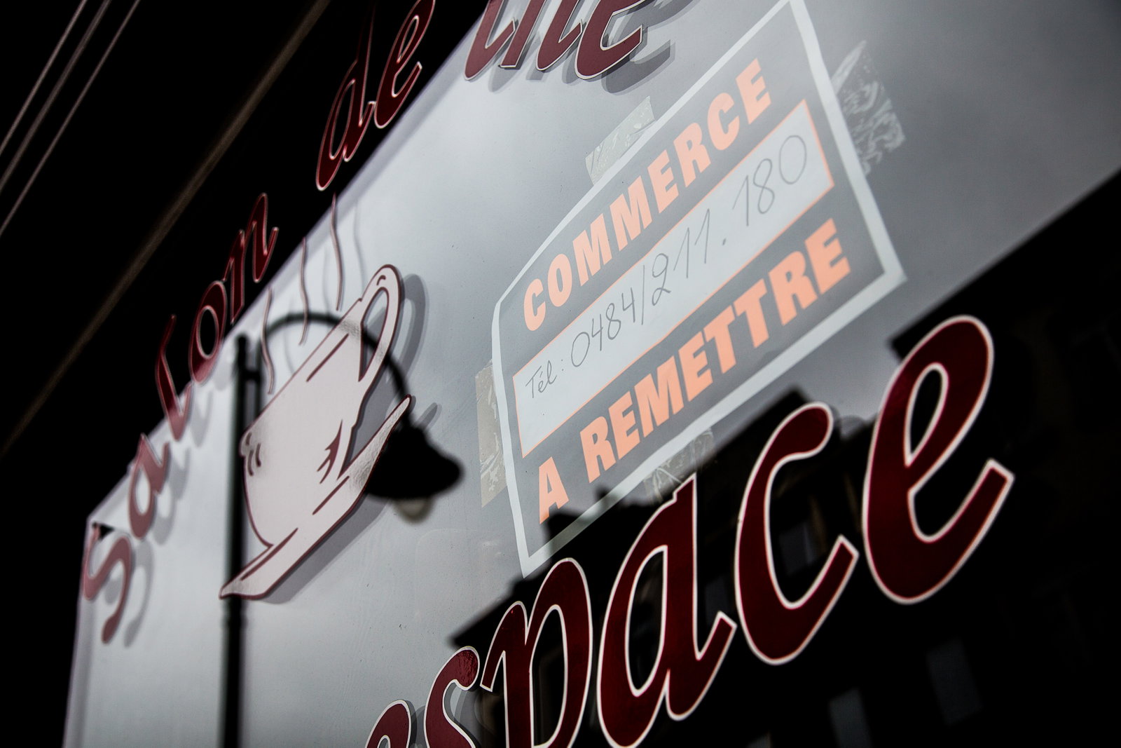 20130604 - BRUSSELS, BELGIUM: Illustration picture shows a 'to take over' sign in a window in Brussels, Tuesday 04 June 2013. BELGA PHOTO SISKA GREMMELPREZ