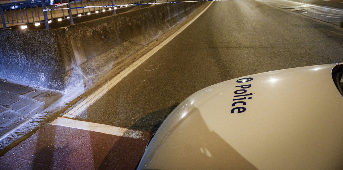 20130418 - BRUSSELS, BELGIUM: Illustration shows a police car at the scene of a dramatic car accident, in Brussels, three young died and a fourth one is seriously injured at hospital, after their car felt from the Van Praet bridge to the Usines Quai - Werkhuizenkaai, Thursday 18 April 2013. BELGA PHOTO LAURIE DIEFFEMBACQ