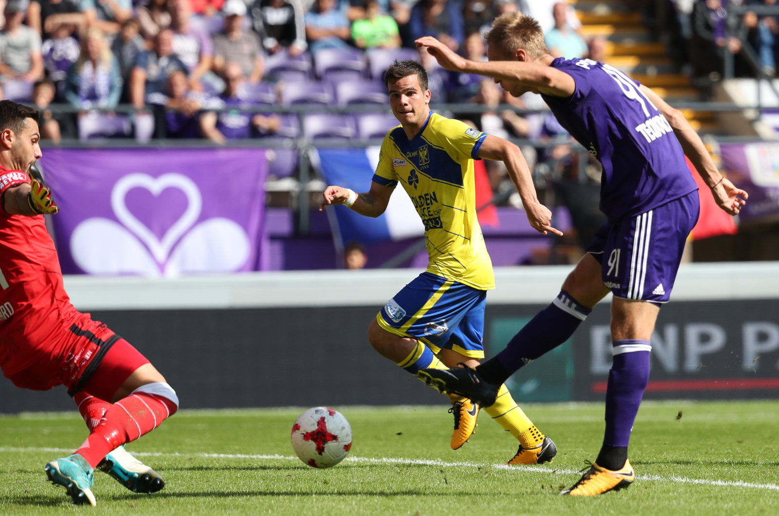 STVV's goalkeeper Lucas Pirard and Anderlecht's Lukasz Teodorczyk fight for the ball during the Jupiler Pro League match between Sporting Anderlecht and Sint-Truiden, in Anderlecht, Sunday 20 August 2017, on the fourth day of the Jupiler Pro League, the Belgian soccer championship season 2017-2018. BELGA PHOTO VIRGINIE LEFOUR