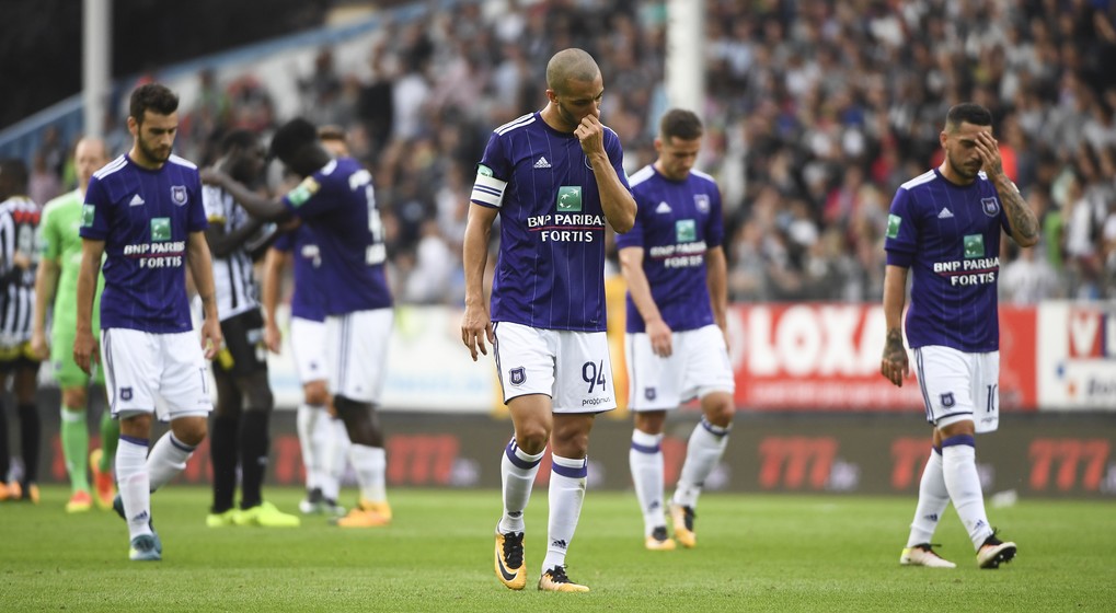 Anderlecht's players react and during the Jupiler Pro League match between Sporting Charleroi and Sporting Anderlecht, in Charleroi, Sunday 13 August 2017, on the third day of the Jupiler Pro League, the Belgian soccer championship season 2017-2018. BELGA PHOTO JOHN THYS