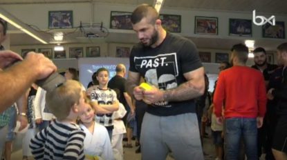 Toma Nikiforov, champion d'Europe de judo, en visite au Crossing de Schaerbeek