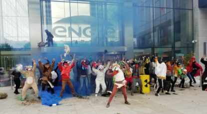Bruxelles : une soixantaine d'activistes de l'EZLN "rendent" à Engie "leurs déchets nucléaires" - BX1