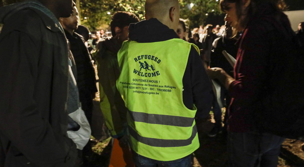 Un millier de personnes forment une nouvelle chaîne de solidarité au parc Maximilien - BX1