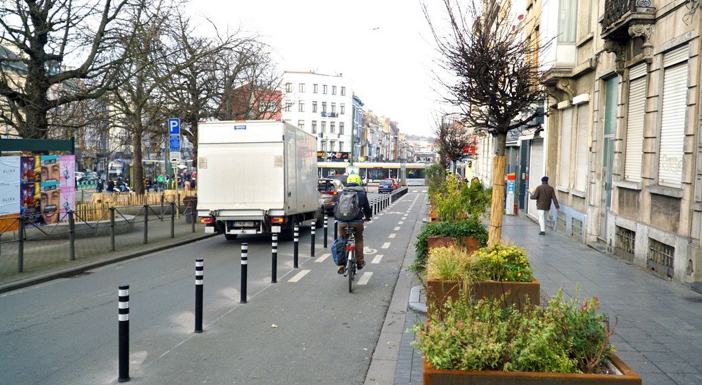 Piste cyclable sécurisée - Place Liedts Schaerbeek - Photo Pascal Smet