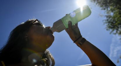 Soleil Canicule Illustration bouteille d'eau - Belga Dirk Waem