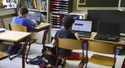 Enfant élève ordinateur en classe - Belga Nicolas Maeterlinck