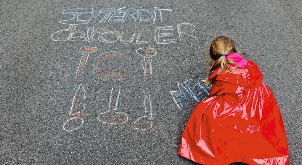 Interdit de rouler là - Enfant Rue piétonne cycliste - Belga Bas Bogaerts
