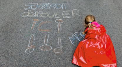 Interdit de rouler là - Enfant Rue piétonne cycliste - Belga Bas Bogaerts