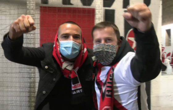 Deux supporters molenbeekois lors du derby face à Saint-Gilles
