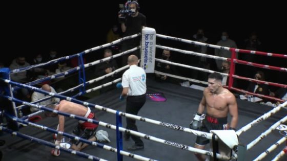 Nabil Messaoudi, le boxeur bruxellois, met K.O son adversaire.