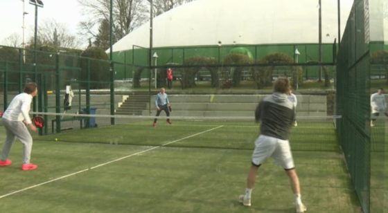 Des joueurs pratiquent le paddle sur un terrain d'Uccle.