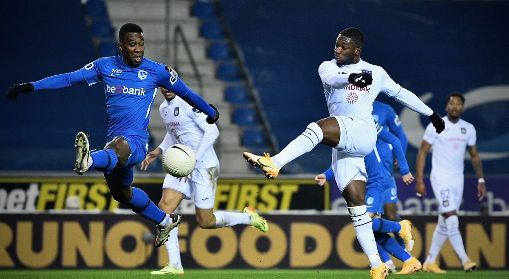 Duel Francis Amuzu Carlos Cuesta - RC Genk RSC Anderlecht - Belga Johan Eyckens