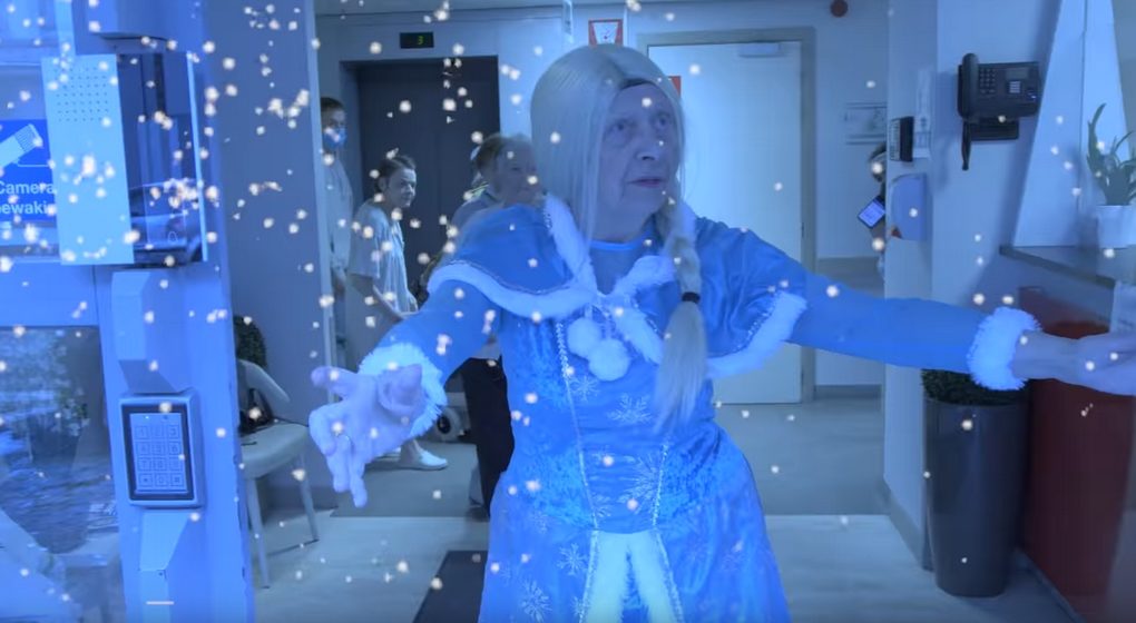 Thérésa La Reine des Neiges - Maison de repos Acacias Molenbeek - Capture YouTube