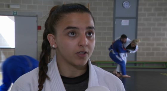 Amal Amjahid en interview à Molenbeek