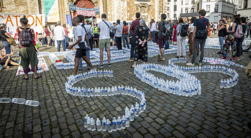 Manifestation Grève Sans-Papiers Église du Béguinage SOS avec Bouteilles - Belga Hatim Kaghat