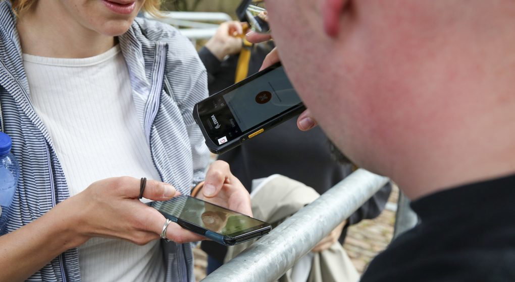 Scanner Covid Safe Ticket Covid Pass - Belga Nicolas Maeterlinck