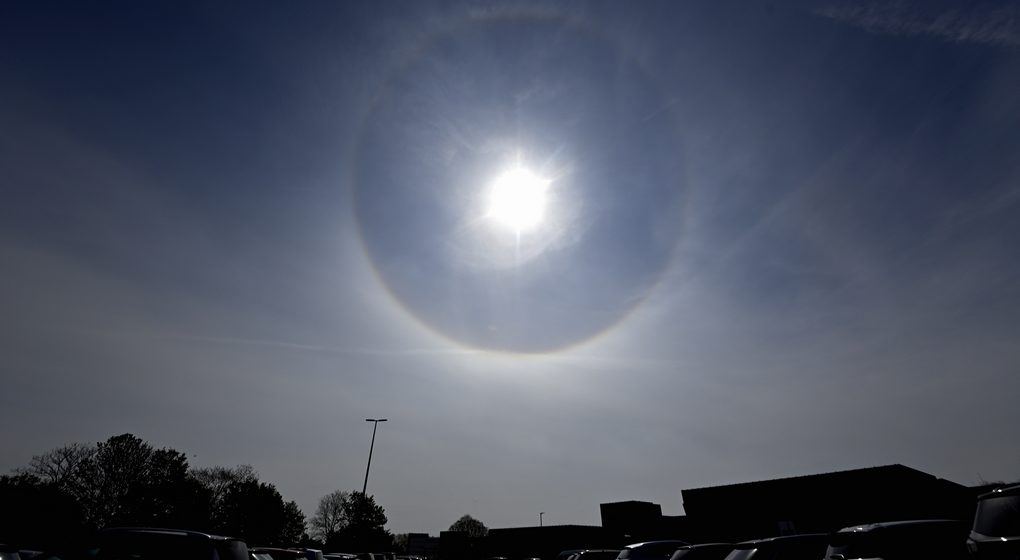 Soleil Parking Météo Ciel bleu - Belga Eric Lalmand