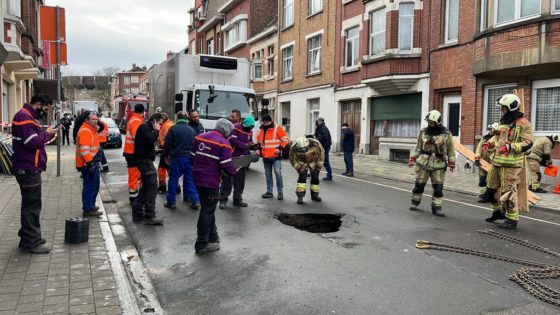 Trou dans la chaussée à Anderlecht - Photo : SIAMU