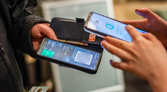 Covid Safe Ticket Scan GSM - Belga Jonas Roosens