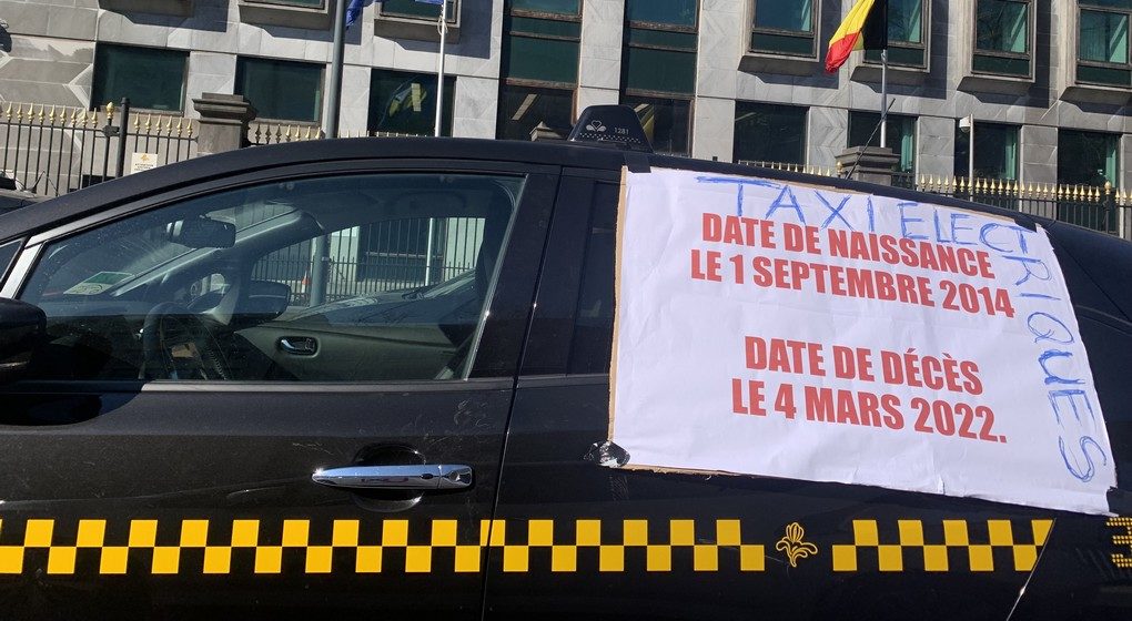 Manifestation Taxis électriques devant cabinet Vervoort 07032022 - Michel Geyer BX1