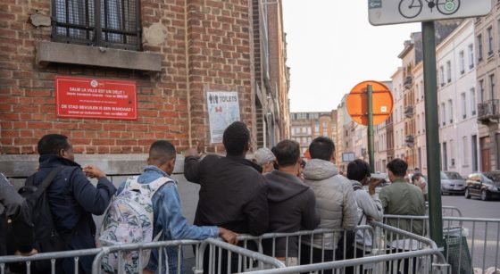 File d'attente Réfugiés Demandeurs d'Asile Petit Château Juin 2022 - Belga Noé Zimmer
