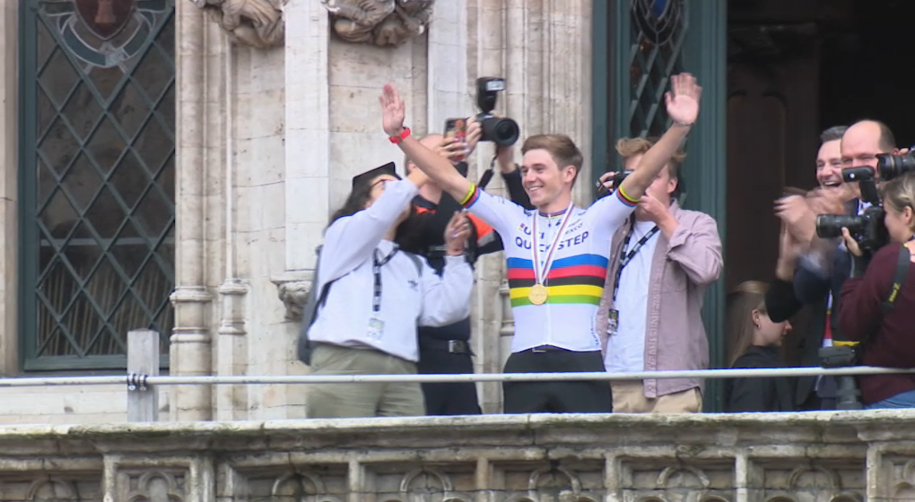 Remco Evenepoel au balcon de l'Hotel de Ville - Photo : BX1