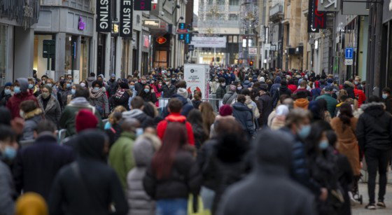 Rue Neuve Passants Clients Commerces Soldes - Belga Nicolas Maeterlinck