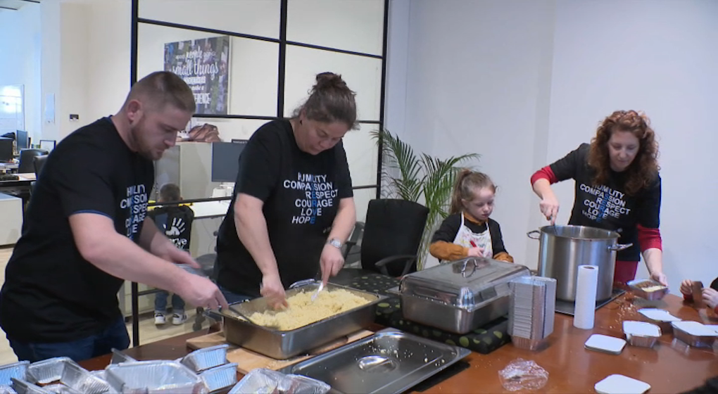 Des familles préparent des repas de Noël pour les plus démunis - Photo : BX1