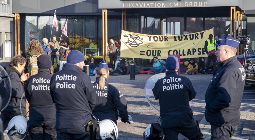 Manifestation ExtinctionRebellion contre Jets privés Police - Belga Nicolas Maeterlinck.jpg