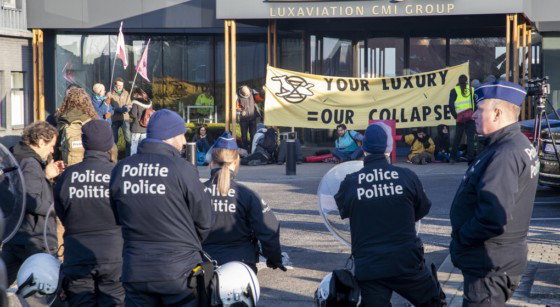Manifestation ExtinctionRebellion contre Jets privés Police - Belga Nicolas Maeterlinck.jpg