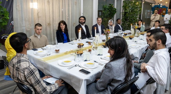 Alexander De Croo et Alexia Bertrand rompent le jeûne avec des jeunes à Bruxelles - Belga