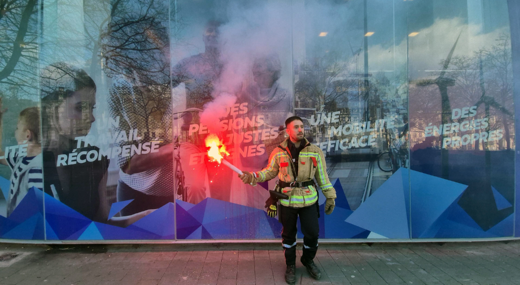 Les pompiers devant le siège du MR