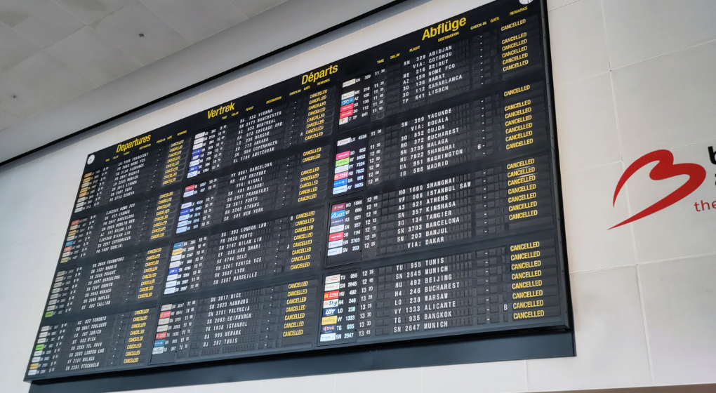 Le hall des départs de Brussels Airport désert : aucun vol ne décolle