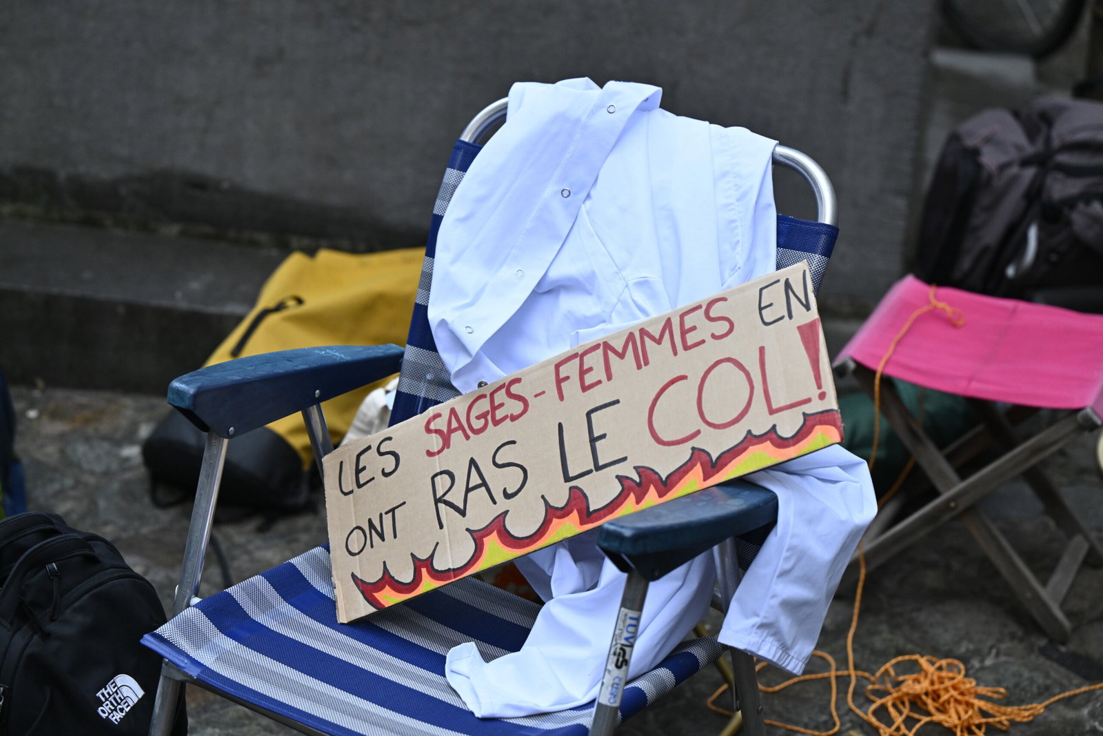 A message 'Les Sages-femmes en ont ras le col' pictured at a picket line organized in front of Saint-Pierre Hospital to denounce the consequences of federal government measures on access to healthcare, in Brussels, on Tuesday 25 November 2025. The action is part of large strike in all public services from today, after the start yesterday in public transport and larger actions in all sectors, public and private tomorrow. BELGA PHOTO ERIC LALMAND