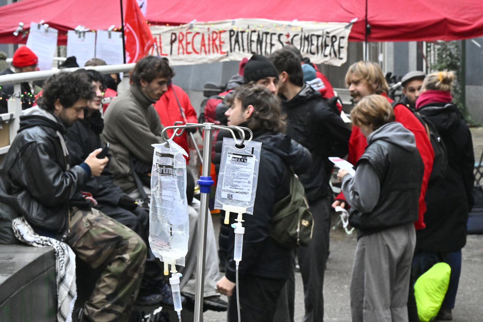 A picket line organized in front of Saint-Pierre Hospital to denounce the consequences of federal government measures on access to healthcare, in Brussels, on Tuesday 25 November 2025. The action is part of large strike in all public services from today, after the start yesterday in public transport and larger actions in all sectors, public and private tomorrow. BELGA PHOTO ERIC LALMAND