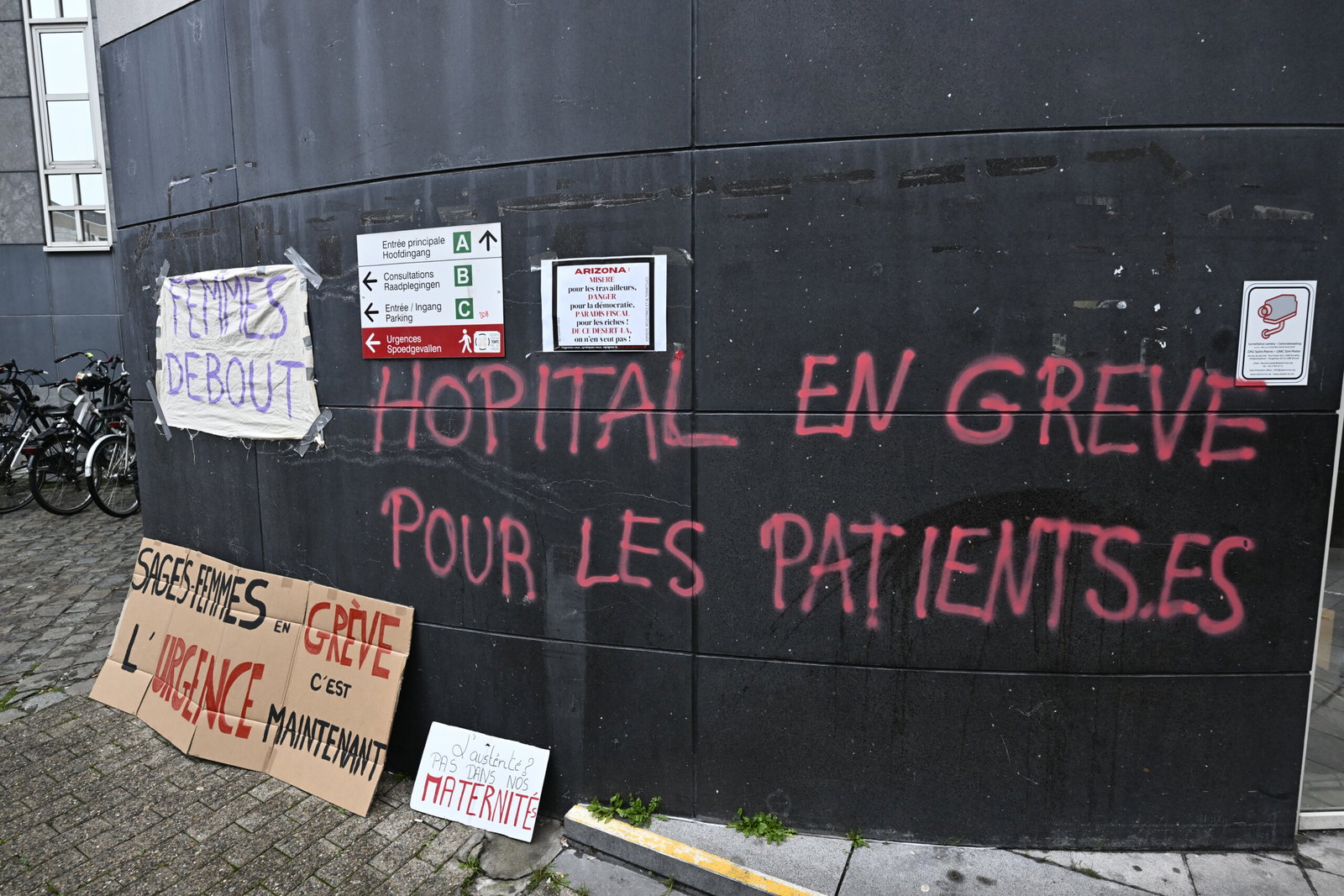A picket line organized in front of Saint-Pierre Hospital to denounce the consequences of federal government measures on access to healthcare, in Brussels, on Tuesday 25 November 2025. The action is part of large strike in all public services from today, after the start yesterday in public transport and larger actions in all sectors, public and private tomorrow. BELGA PHOTO ERIC LALMAND