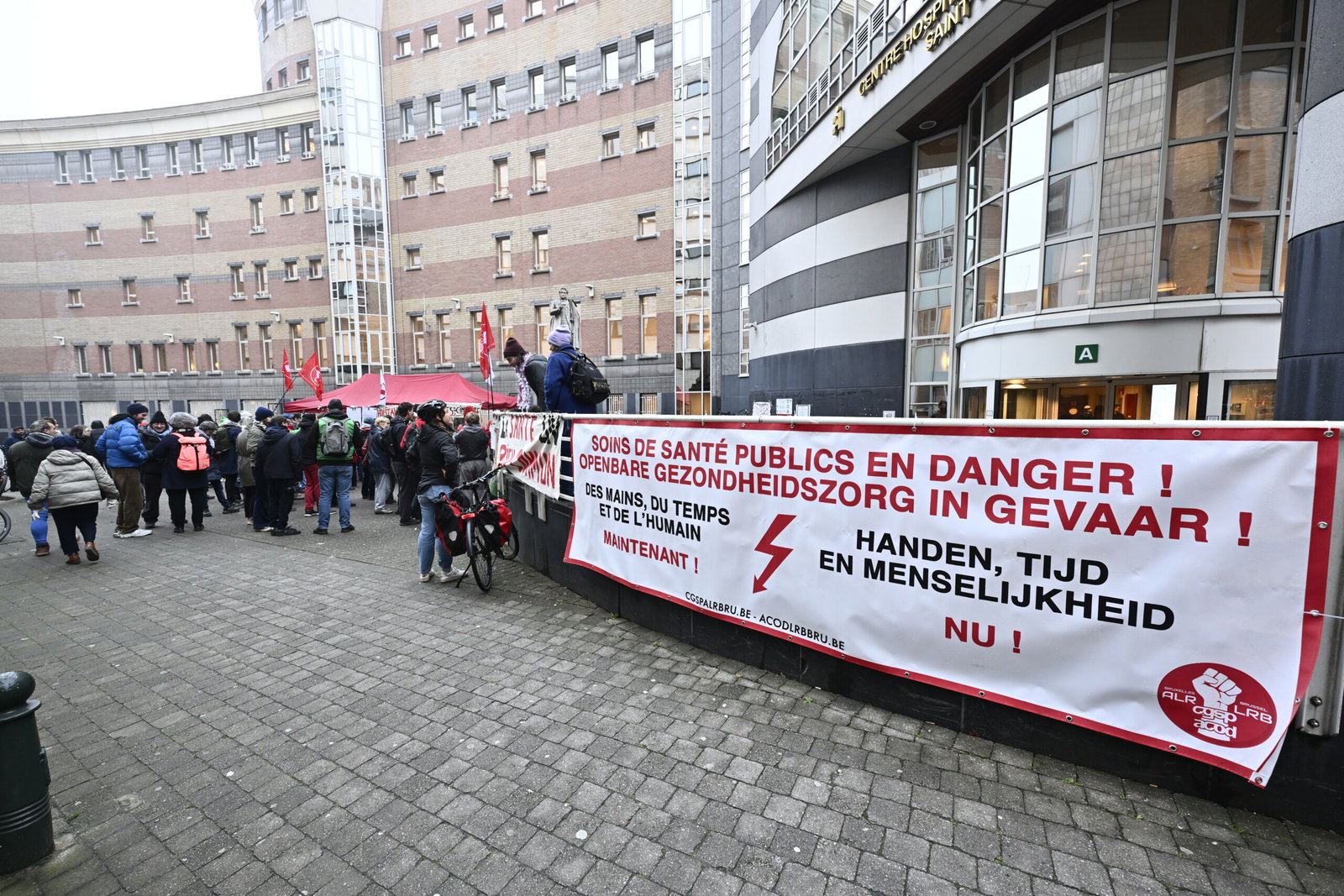 A picket line organized in front of Saint-Pierre Hospital to denounce the consequences of federal government measures on access to healthcare, in Brussels, on Tuesday 25 November 2025. The action is part of large strike in all public services from today, after the start yesterday in public transport and larger actions in all sectors, public and private tomorrow. BELGA PHOTO ERIC LALMAND