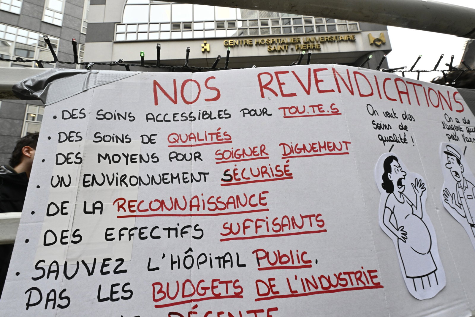 A mlessage with claims pictured at a picket line organized in front of Saint-Pierre Hospital to denounce the consequences of federal government measures on access to healthcare, in Brussels, on Tuesday 25 November 2025. The action is part of large strike in all public services from today, after the start yesterday in public transport and larger actions in all sectors, public and private tomorrow. BELGA PHOTO ERIC LALMAND