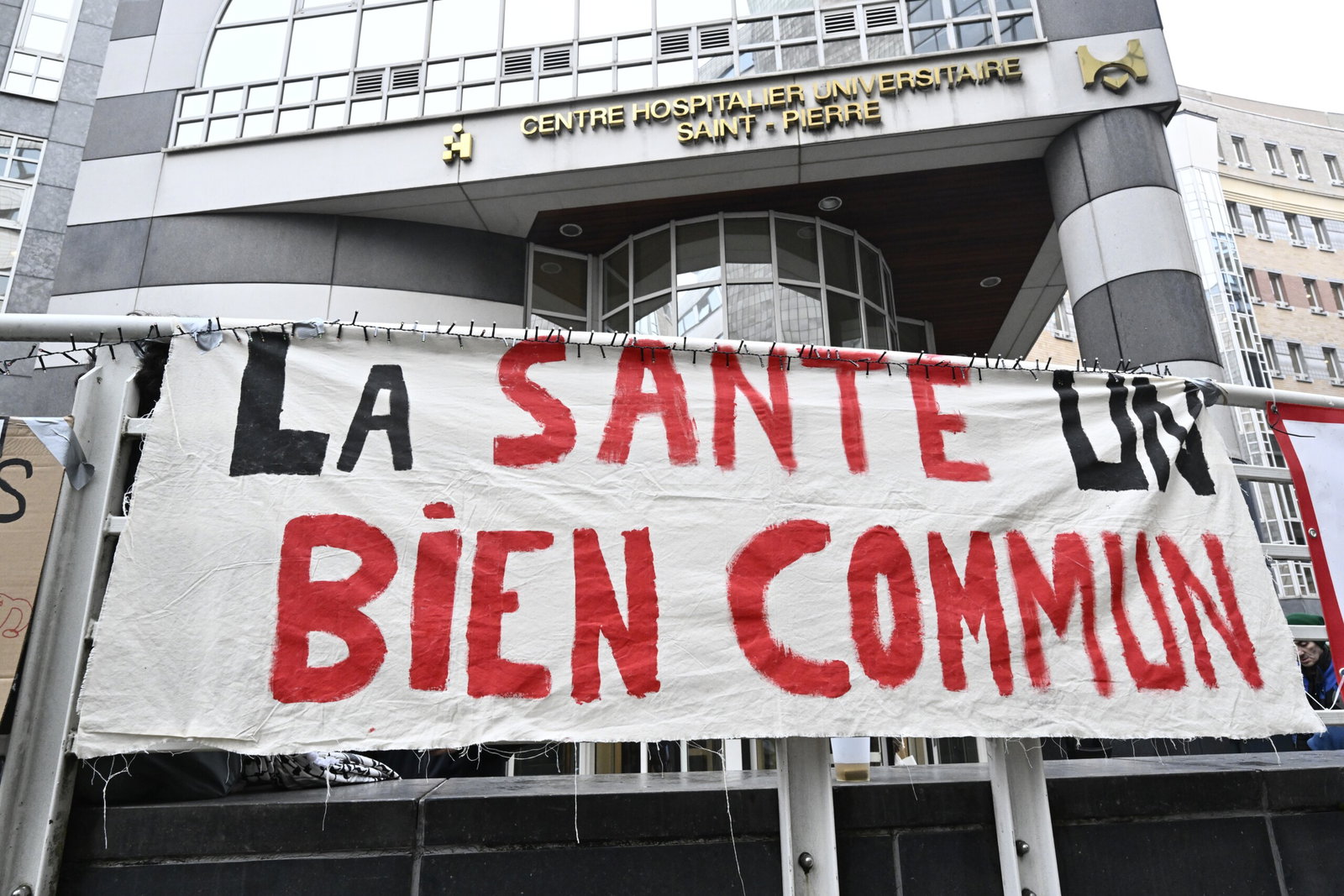 A message 'La sante un bien commun' pictured at a picket line organized in front of Saint-Pierre Hospital to denounce the consequences of federal government measures on access to healthcare, in Brussels, on Tuesday 25 November 2025. The action is part of large strike in all public services from today, after the start yesterday in public transport and larger actions in all sectors, public and private tomorrow. BELGA PHOTO ERIC LALMAND