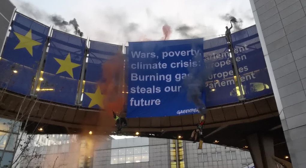 Greenpeace déploie des grimpeurs devant le Parlement européen à Bruxelles